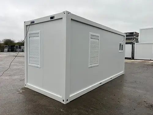 Contenedor equipado en oficina con baño y espacio de almacenamiento