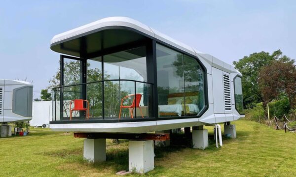 Casa Cápsula E7 con 2 camas, 1 baño y balcón
