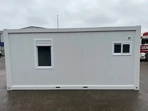 Contenedor equipado en oficina con baño y espacio de almacenamiento