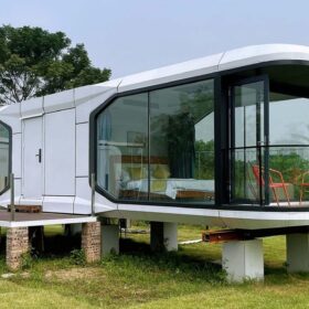 Casa Cápsula E7 con 2 camas, 1 baño y balcón