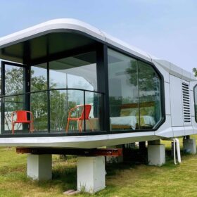 Casa Cápsula E7 con 2 camas, 1 baño y balcón