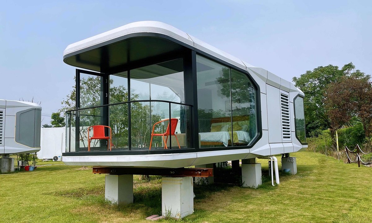 Casa Cápsula E7 con 2 camas, 1 baño y balcón