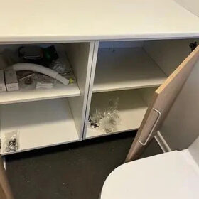 Contenedor equipado en oficina con baño y espacio de almacenamiento