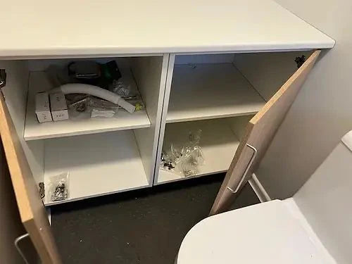Contenedor equipado en oficina con baño y espacio de almacenamiento