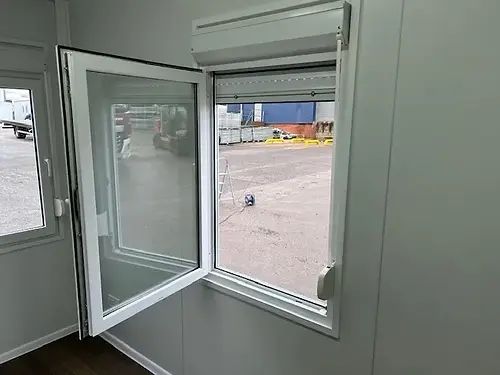 Contenedor equipado en oficina con baño y espacio de almacenamiento