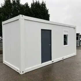 Contenedor equipado en oficina con baño y espacio de almacenamiento
