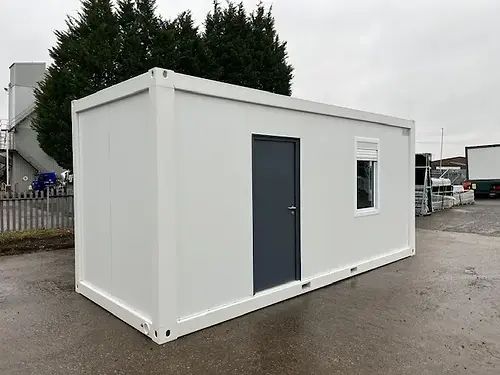 Contenedor equipado en oficina con baño y espacio de almacenamiento