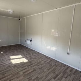 Construcción oficina 17 m2 con persianas enrollables