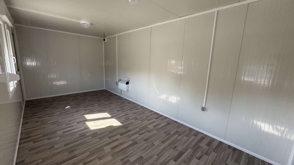 Construcción oficina 17 m2 con persianas enrollables