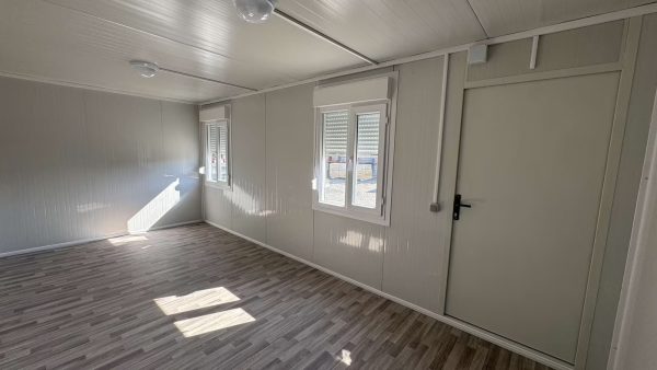 Construcción oficina 17 m2 con persianas enrollables
