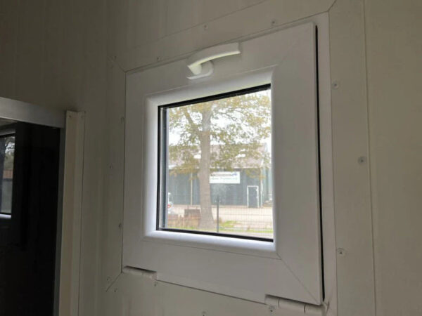 Contenedor de oficina residencial de 24 m2