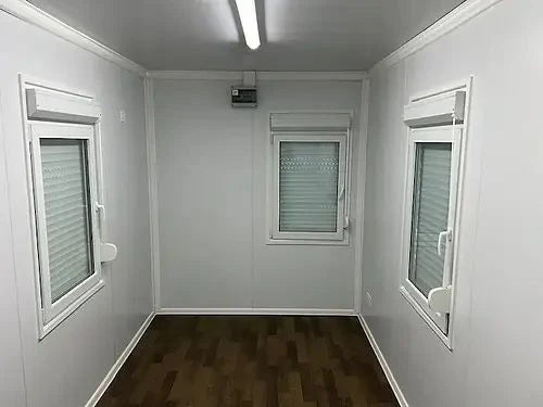 Contenedor equipado en oficina con baño y espacio de almacenamiento