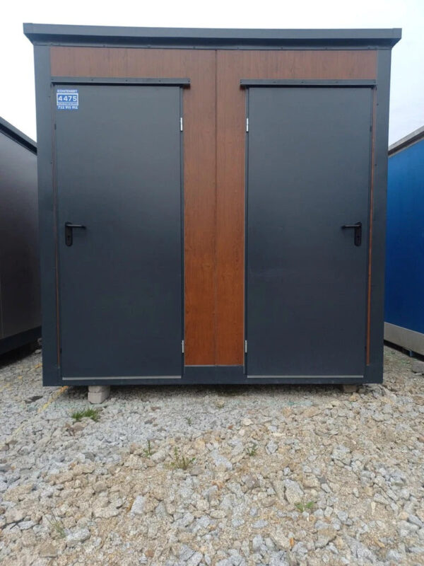 Contenedor Sanitario Doble de 2 Cabinas: WC y barbacoa en un diseño Robusto