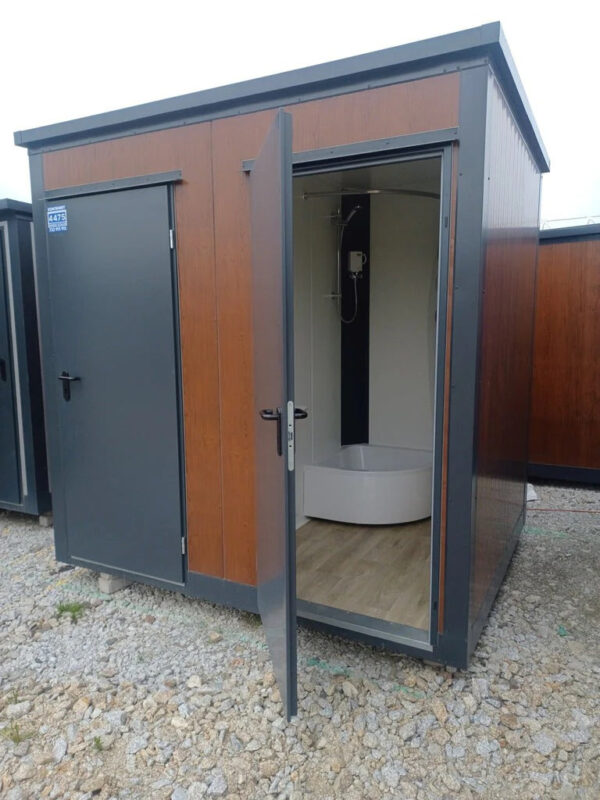 Contenedor Sanitario Doble de 2 Cabinas: WC y barbacoa en un diseño Robusto