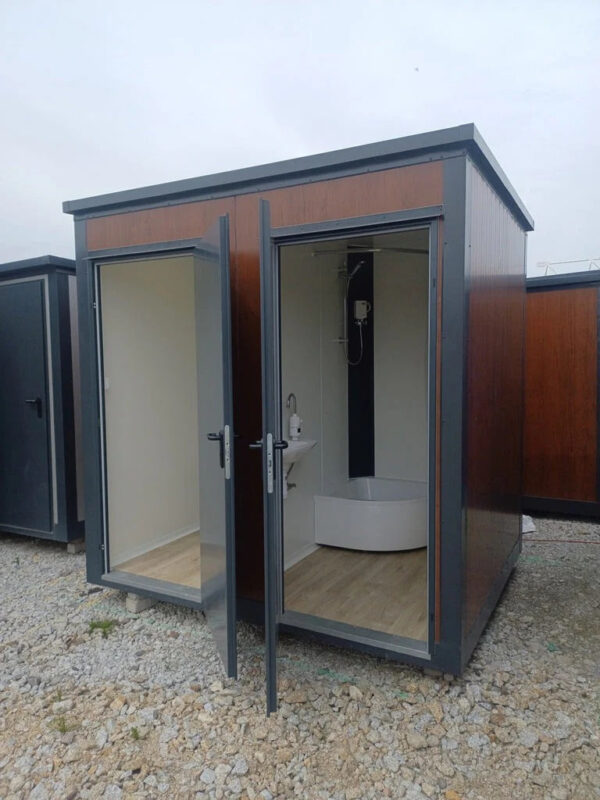 Contenedor Sanitario Doble de 2 Cabinas: WC y barbacoa en un diseño Robusto
