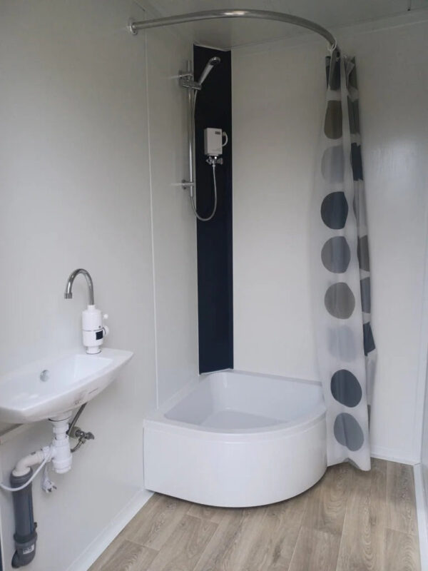 Contenedor Sanitario Doble de 2 Cabinas: WC y barbacoa en un diseño Robusto