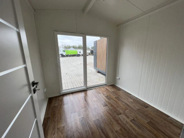 Contenedor de oficina residencial de 24 m2