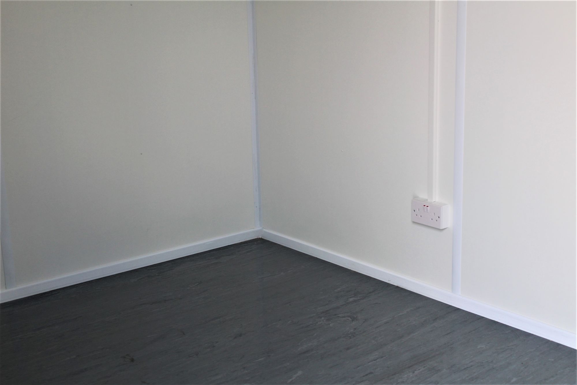 rn-image_picker_lib_temp_3a99bab2-8700-4ba4-8677-0517419320de.jpg Contenedor de oficina de 20 pies con 2 ventanas (Ref:1096)