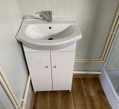 Contenedor de oficina 6,00 X 2,40 con WC, Chuveiro y Cocina ( Ref: 2390 )