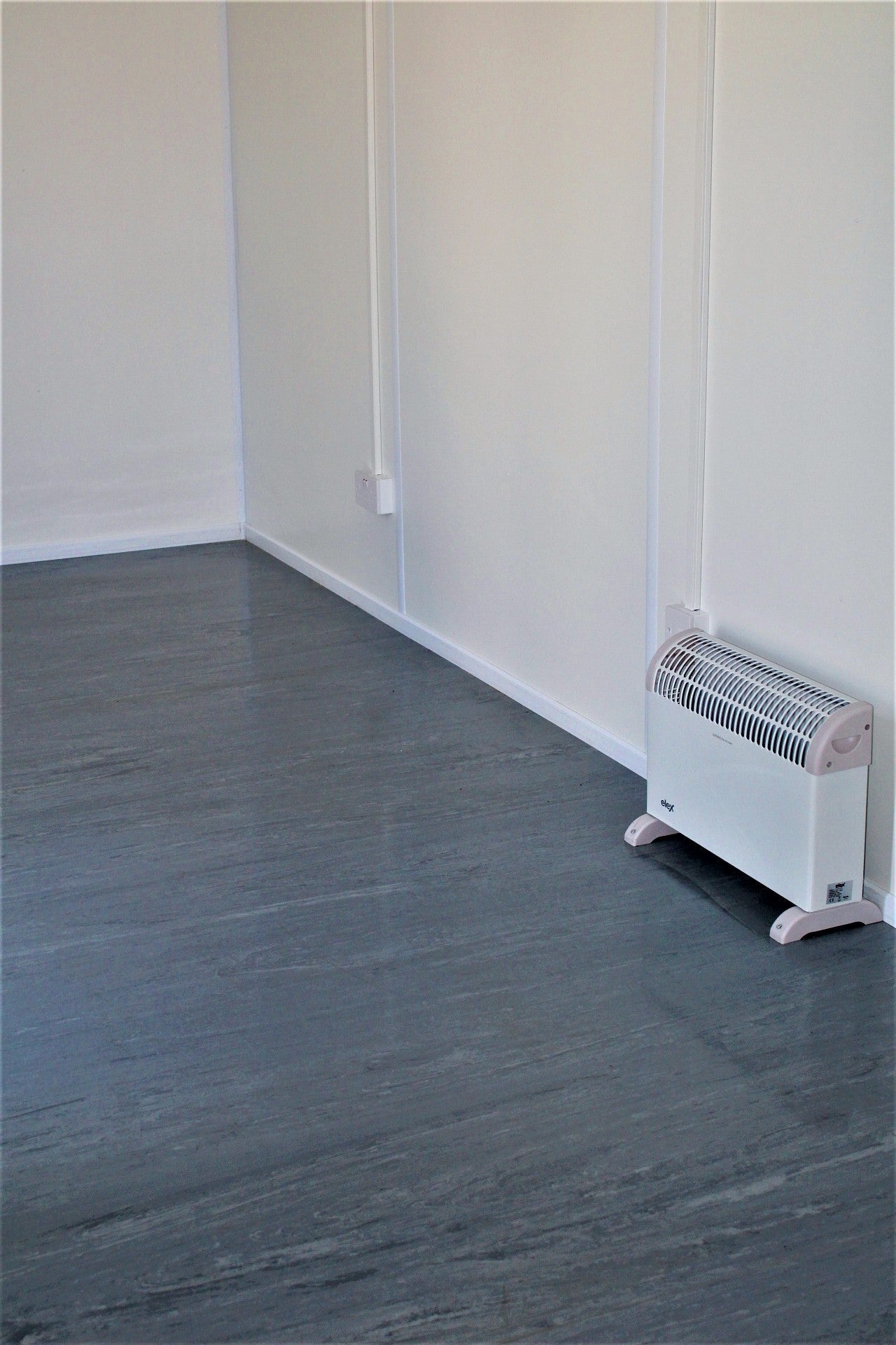 rn-image_picker_lib_temp_a0ea4f37-e3c5-4c6d-ac6c-b7a29816c47c.jpg Contenedor de oficina de 20 pies con 2 ventanas (Ref:1096)