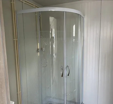 Contenedor de oficina 6,00 X 2,40 con WC, Chuveiro y Cocina ( Ref: 2390 )